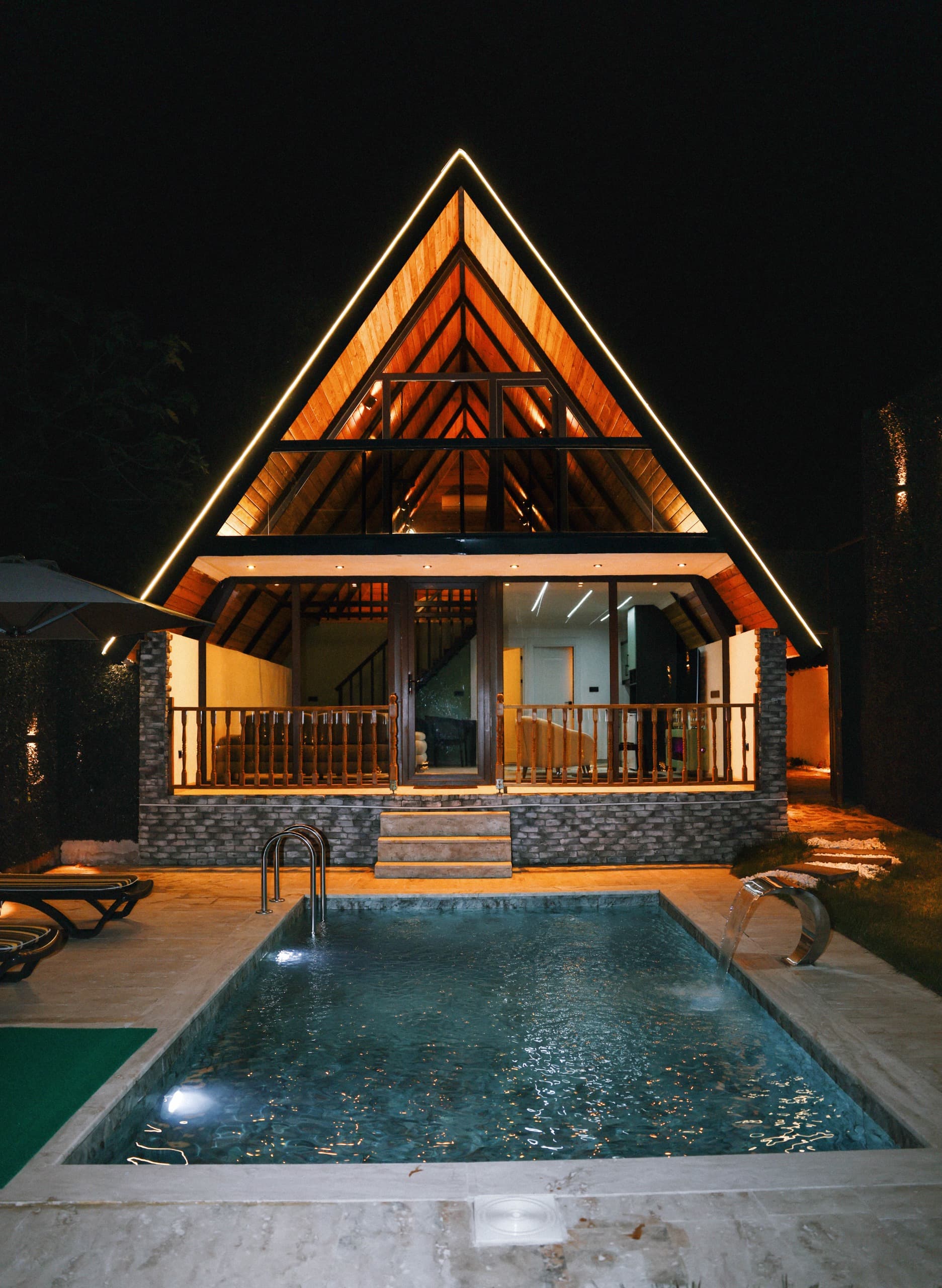 Sapanca Jilon Villa ön cephe, ahşap A-frame ve turkuaz havuz gece görünümü