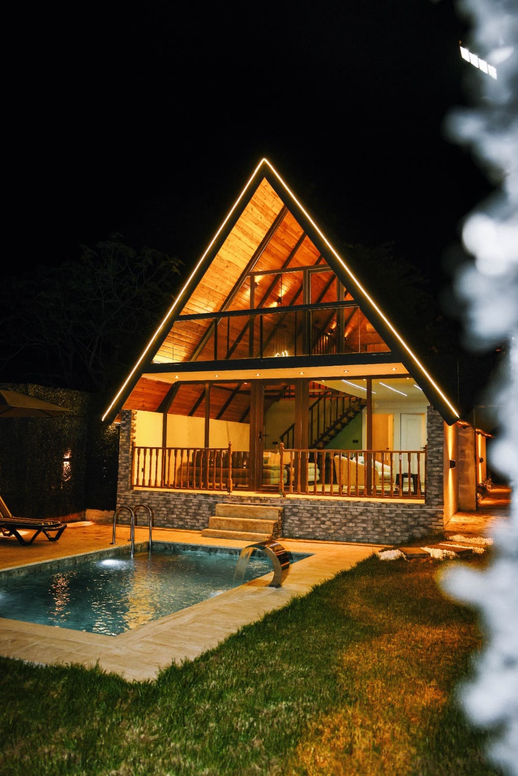 Sapanca Jilon Villa'nın gece görünümü, aydınlatılmış A-frame çatı