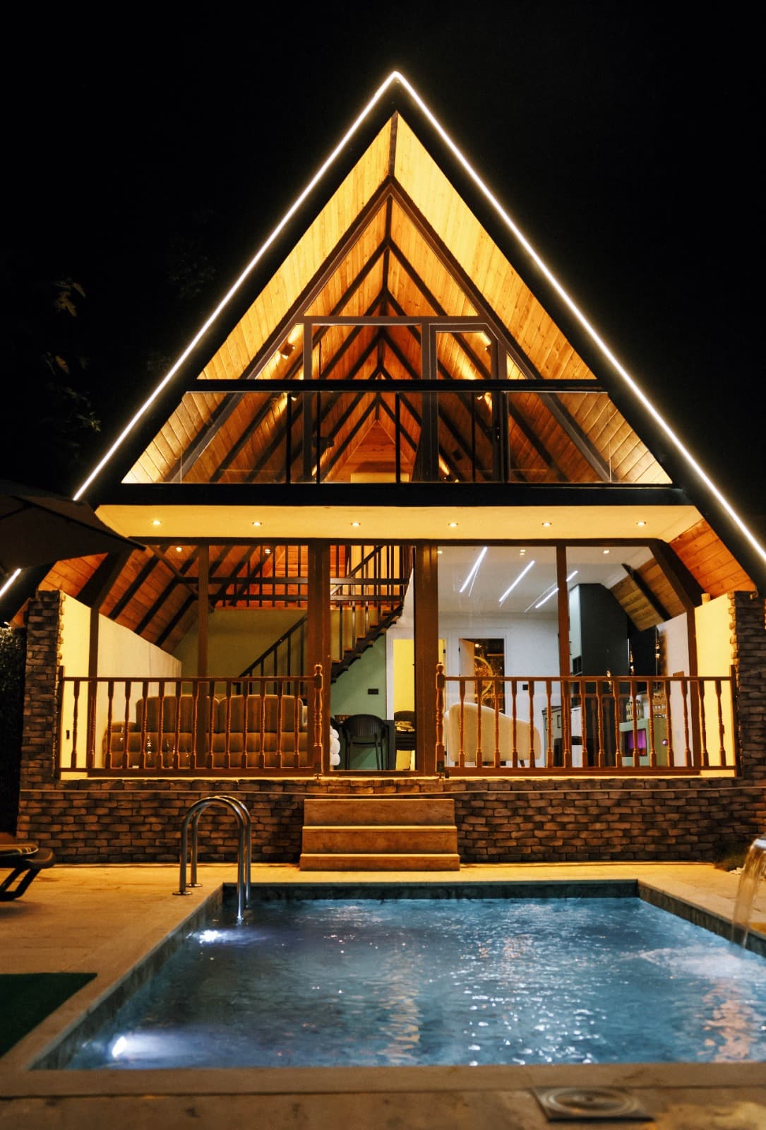 Gece aydınlatmalı A-frame villa ve ısıtmalı özel havuz, çatı LED şeridi