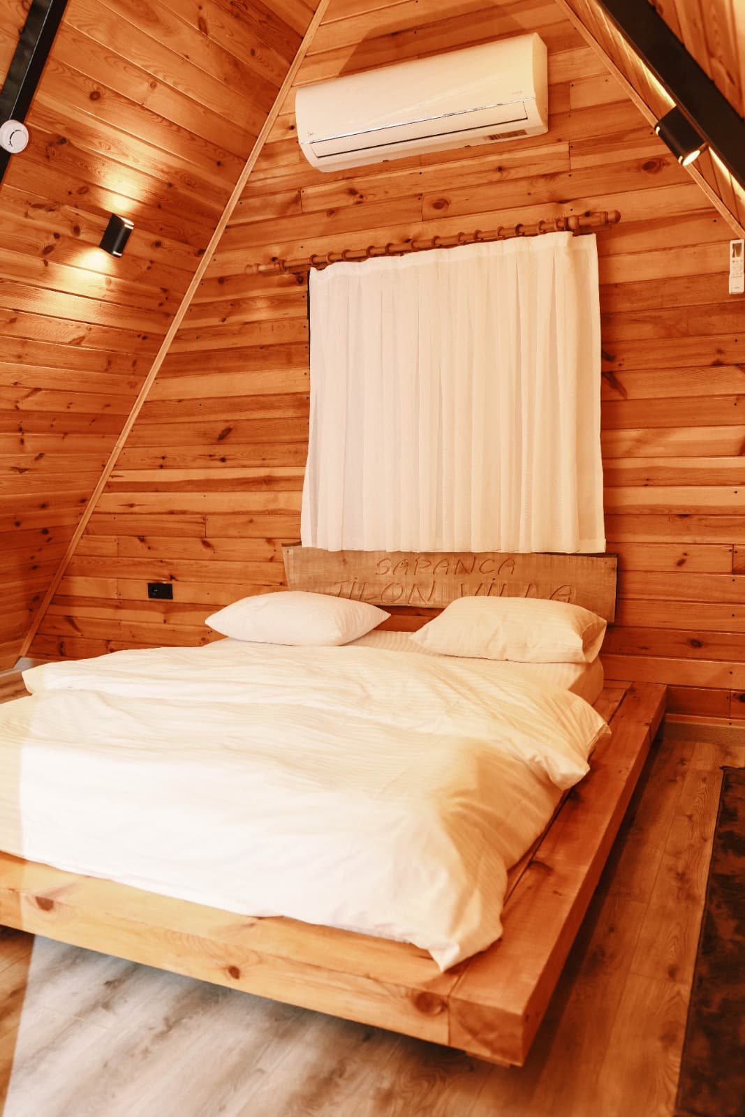 Klimalı loft yatak odası, ahşap duvarlar ve Sapanca Jilon Villa oymalı başlık